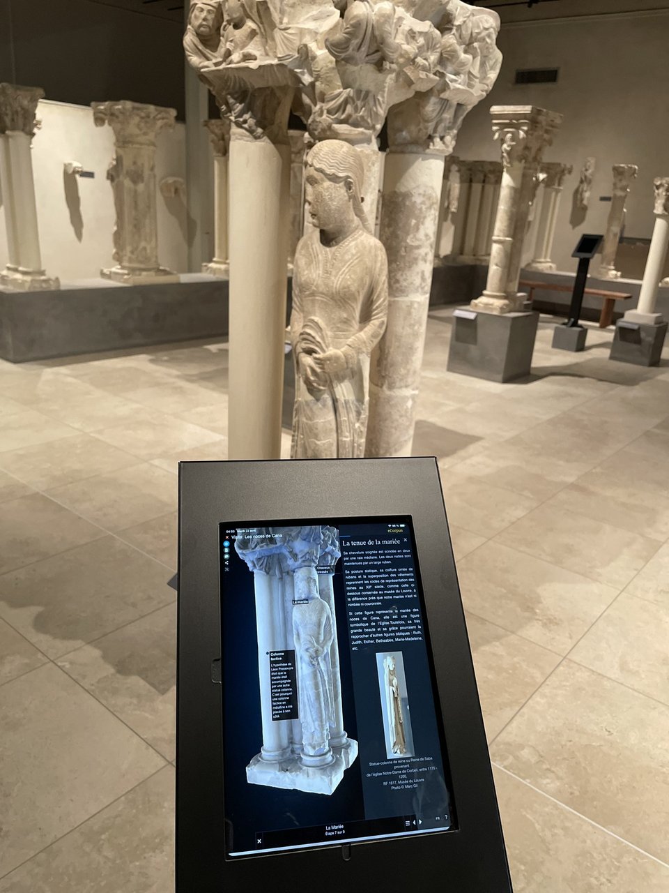 La tablette présentant une scène eCorpus sert de cartel numérique a une oeuvre lapidaire